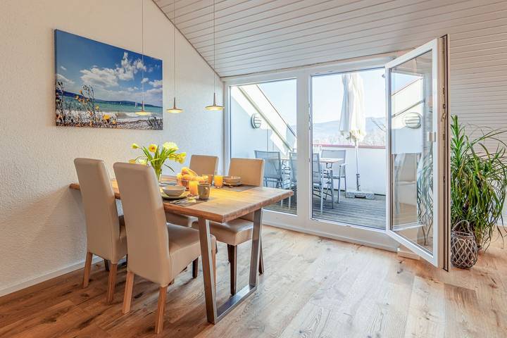 Ganze Wohnung, Bezaubernde, hundefreundliche 2-Zimmer-Wohnung mit Dachterrasse in See-Nähe in Gaienhofen, Untersee