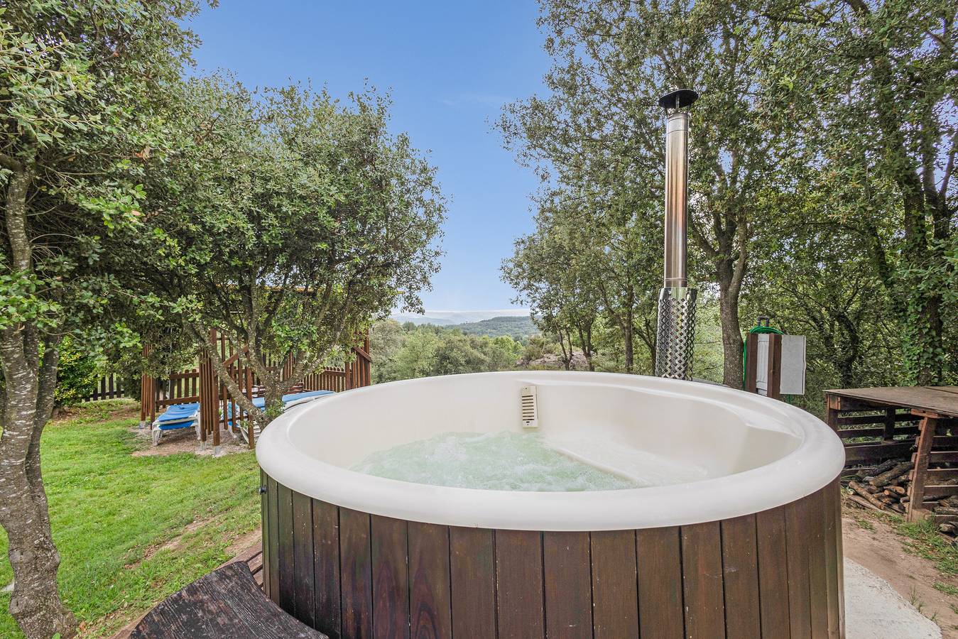 Apartamento 'Les Cases' con vistas a la montaña, piscina privada y Wi-Fi in Sagás, Provincia de Barcelona