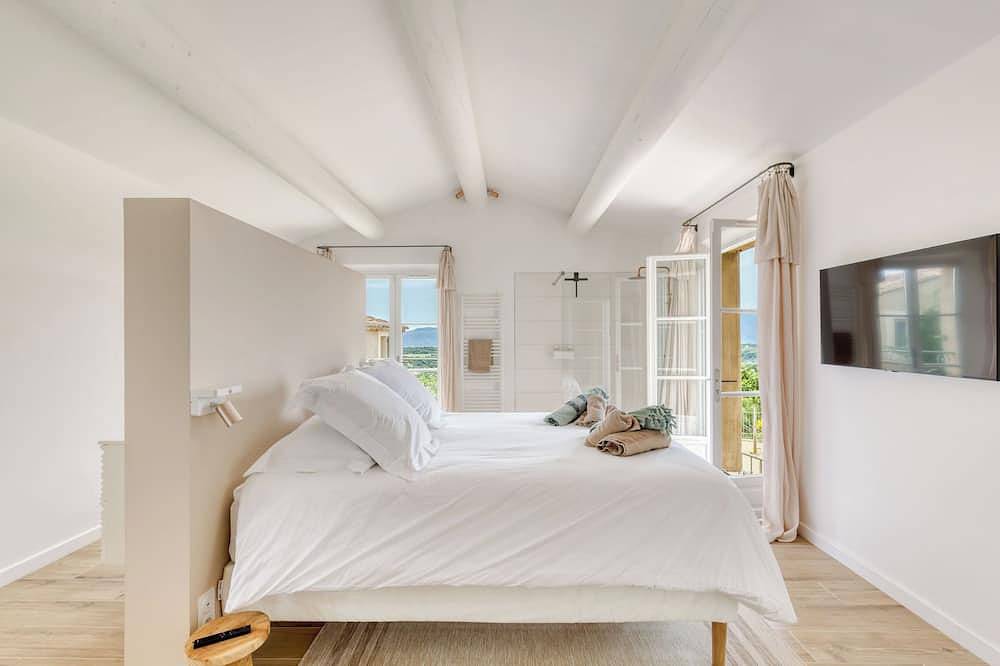 Beautiful Provencal Bastide - panoramic view of the Luberon - heated pool in Viens, Regionaler Naturpark Luberon