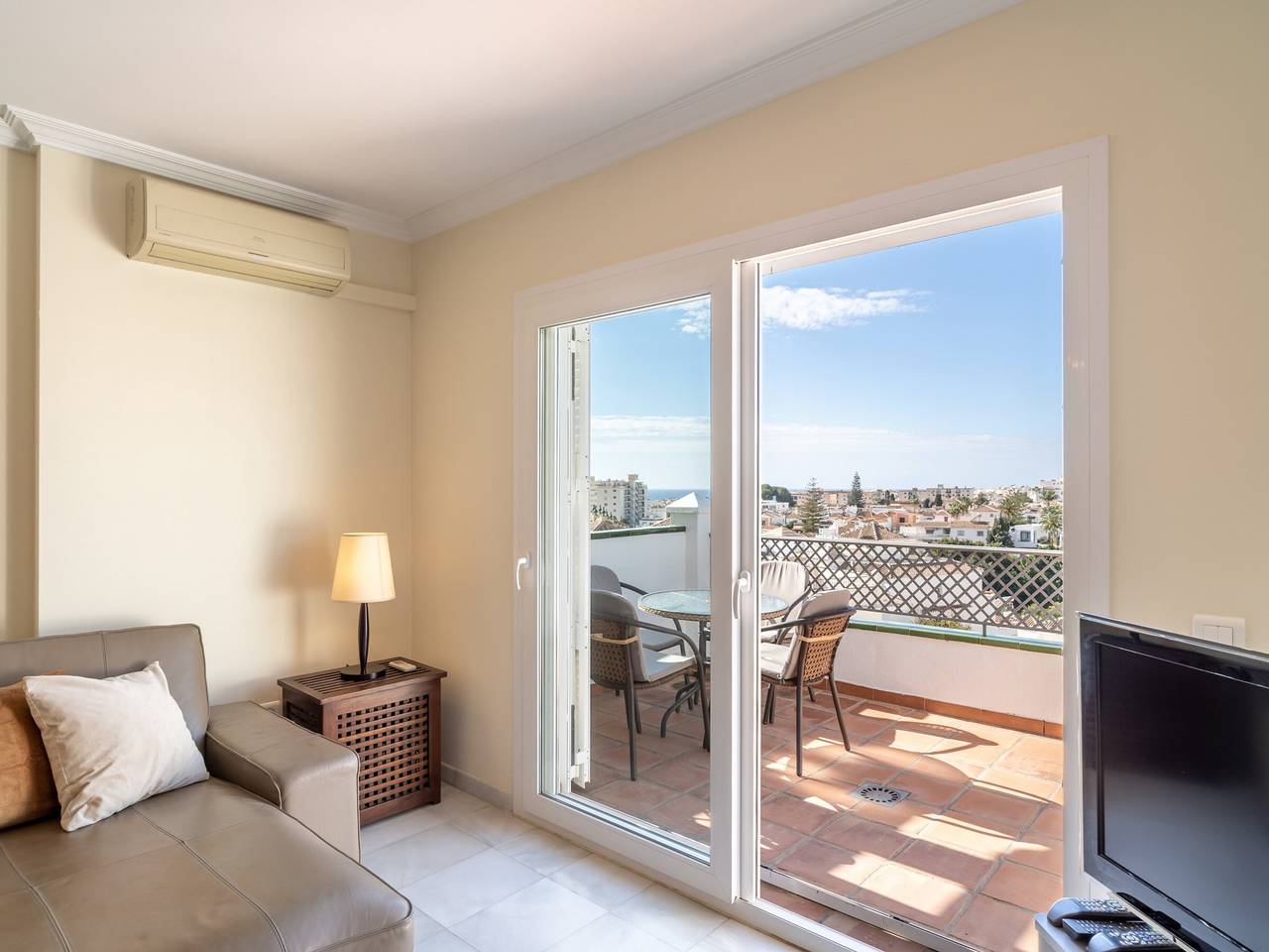 Maison avec terrasses vue mer, piscine commune, plage proche in Playa de Burriana, Nerja