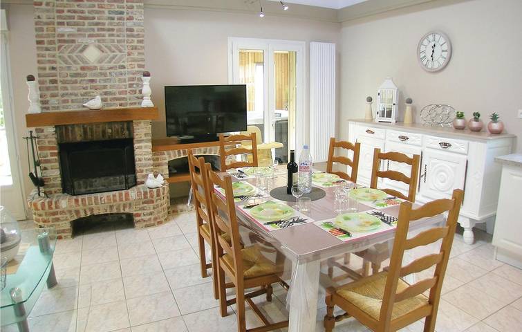 Cozy Downtown Apartment with Parking & Laundry in Maninghem, Montreuil region