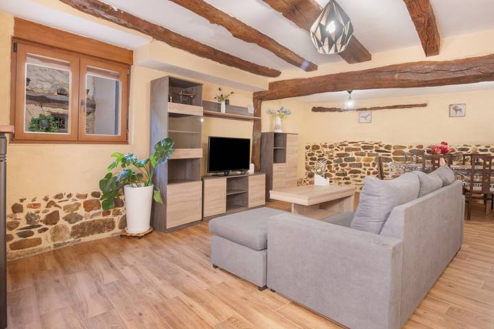 Maison 'Casa Paxariego' avec terrasse privée, jardin, wifi et barbecue à Camponaraya, El Bierzo in Camponaraya, Chaîne Cantabrique