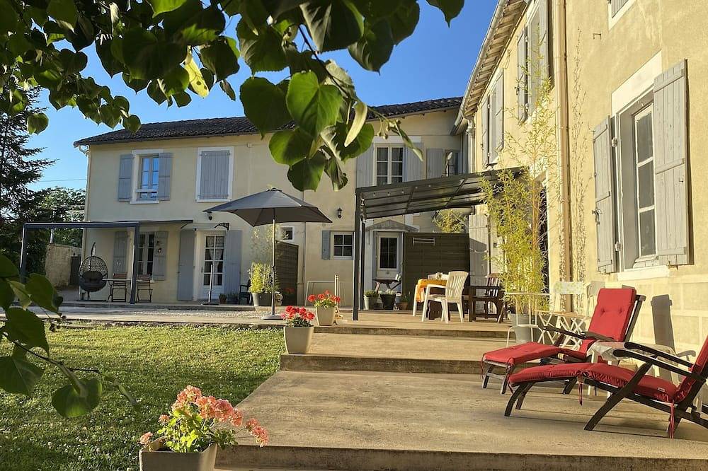 Gites Rue Du Chateau - four traditional French cottages in Ruffec, Charente