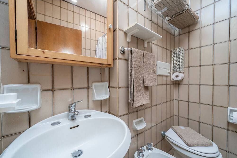 Entire apartment, In Tarvisio, a cozy 35 sqm studio for 2 guests, located on the second floor of a residential building with an elevator (not suitable for disabled persons). Surrounded by greenery, the building offers an open view of the city center, the sports facilities in Tarvisio, Karnischer Hauptkamm