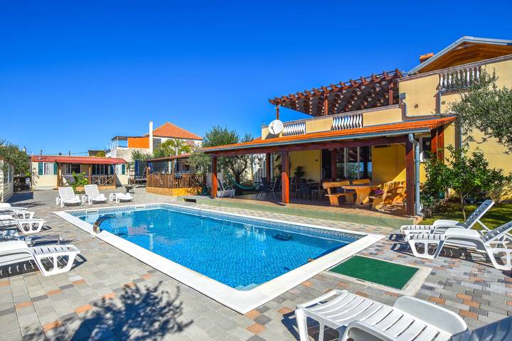 Studio für 3 Personen, mit Pool in Pakostane