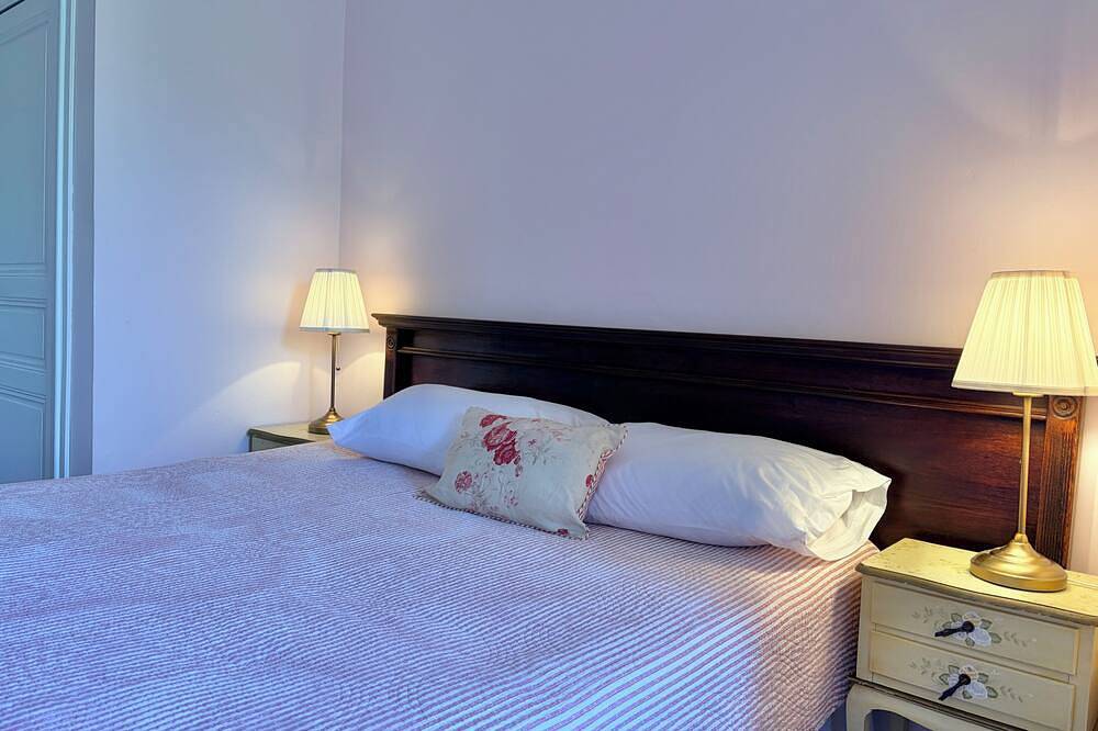 Soothing 1-bedroom gite in charming house with pool, perfect for getaway in Bouilhonnac, Région de Carcassonne