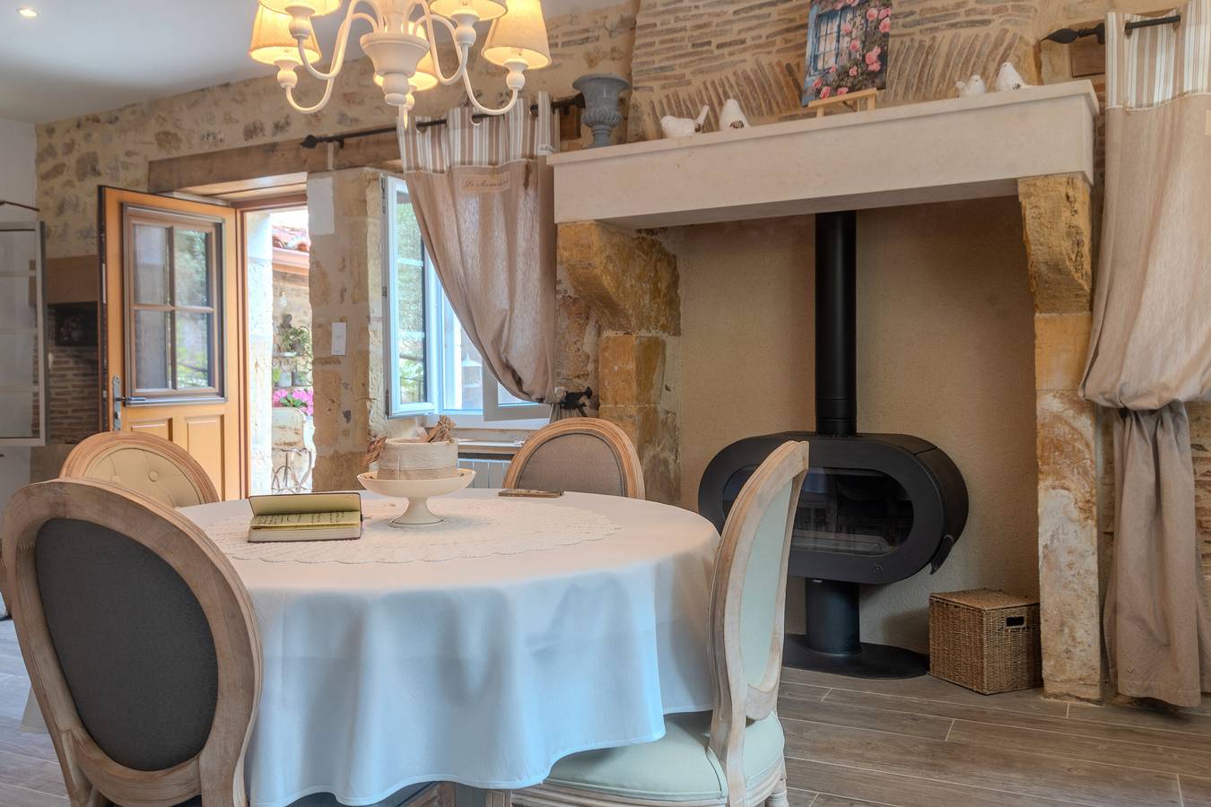 Appartement entier, L'Écrin de la Rose – Havre de paix avec piscine, nature et accueil pour animaux. in Yvrac-et-Malleyrand, Charente