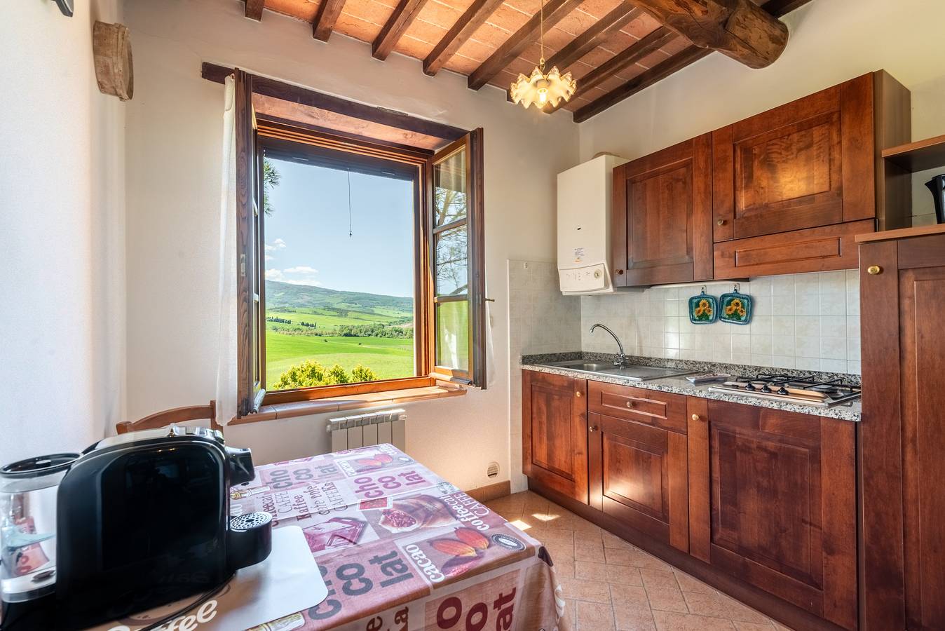 Entire apartment, Apartment 'Il Giogo' with Shared Pool, Wi-Fi and Air Conditioning in Gallina, Castiglione d'Orcia region