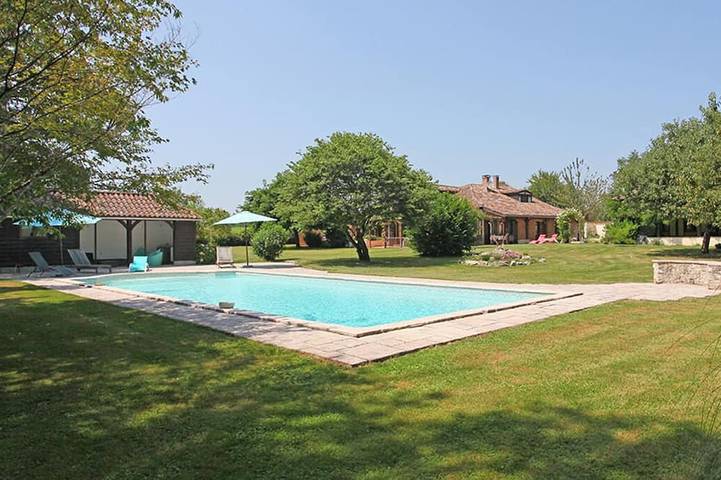 Location de vacances pour 12 personnes, avec jardin à Sérignac-Péboudou