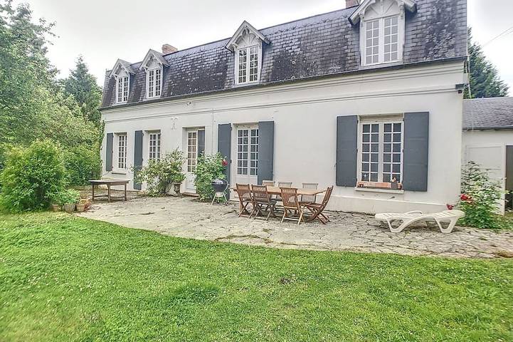 Location de vacances pour 11 personnes, avec terrasse et jardin à Saint-Étienne-la-Thillaye