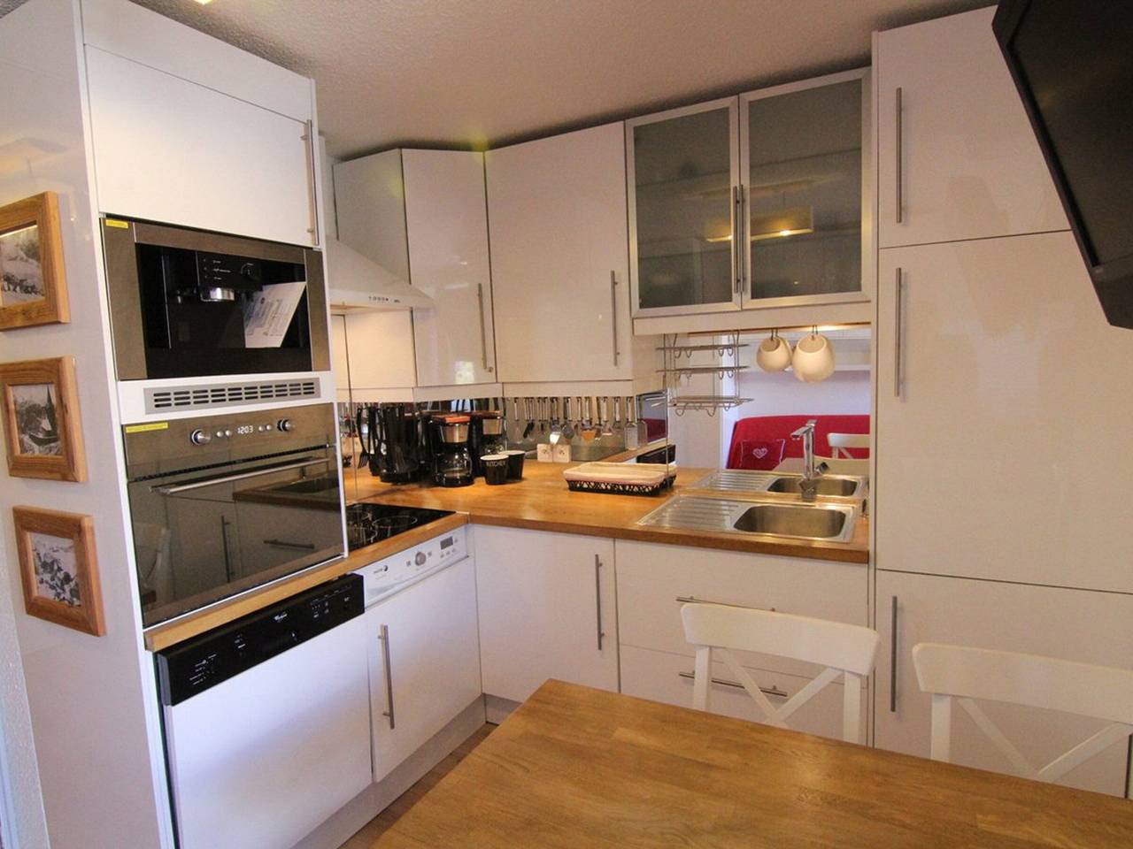 Entire apartment, Cozy Apartment for 4/5 with Balcony near Ski Lifts, Shops & Ski School - Alpe d'Huez in Huez, Écrins National Park