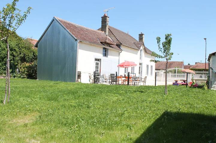 Gîte pour 6 personnes, avec terrasse et jardin à Villechétif