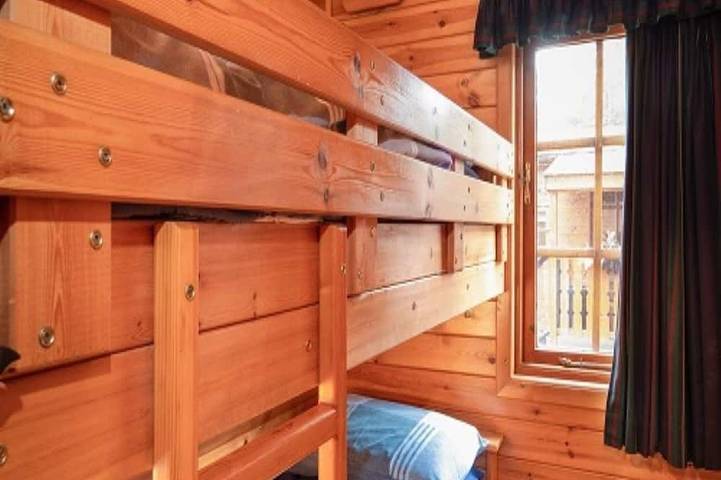 Twa Hoots Lodge -  a lodge that sleeps 4 guests  in 2 bedrooms in Aviemore, Highlands
