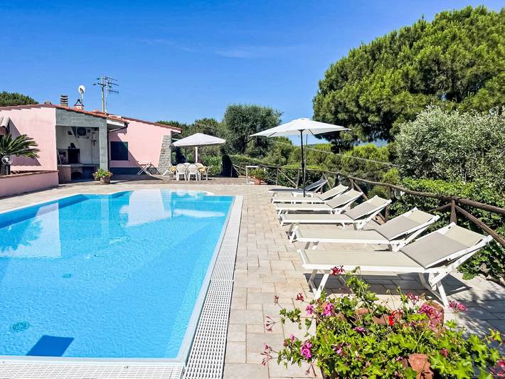 Ferienhaus für 8 Personen, mit Ausblick und Terrasse sowie Garten