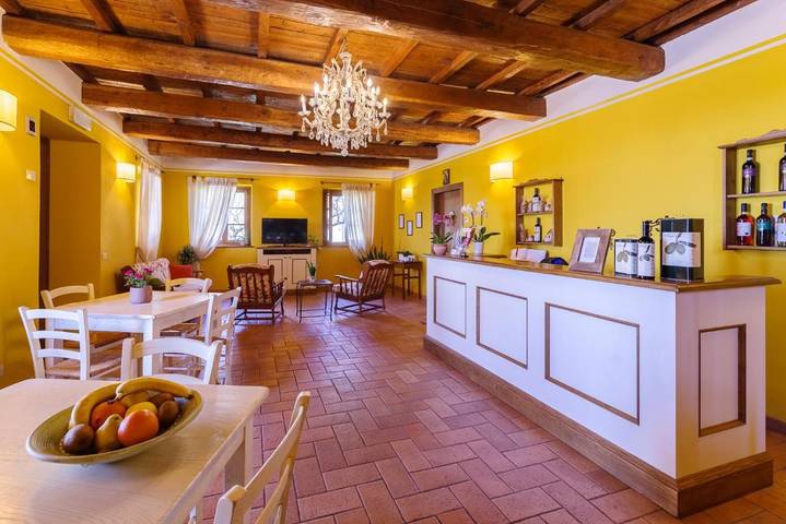 Gîte pour 2 personnes, avec piscine ainsi que jardin et vue à Foligno - 4