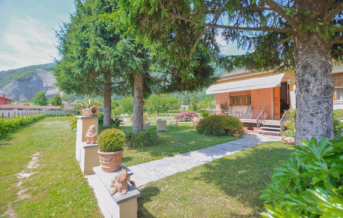 Accogliente appartamento con piscina e giardino, vicino al centro città in Camaiore (Toscana), Riviera Toscana
