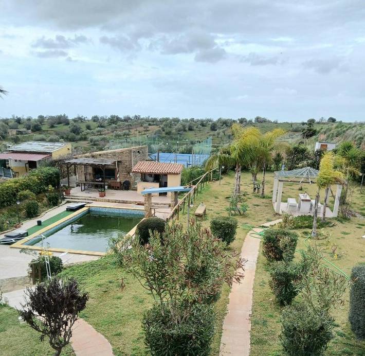 Camping per 2 persone, con panorama e giardino nonché piscina, con animali domestici in Sicilia