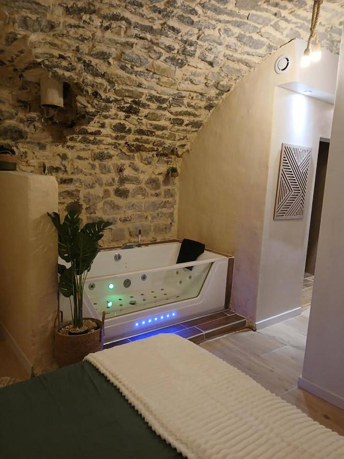 Gîte pour 2 personnes, avec jacuzzi à Villeneuve-de-Berg - 2