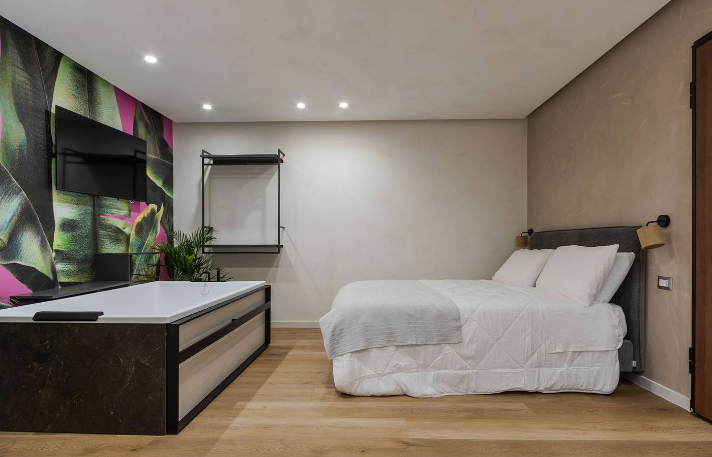 Apartamento vacacional entero, Maui with Jacuzzi - Tropicalia Suites by Wonderful Italy in Stanislao Cannizzaro, Aci Castello