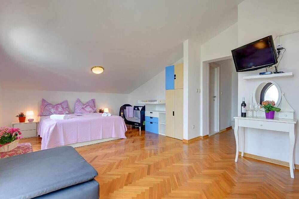 Villa Andrija in Fažana for 9 people with sea view, kids playground & heated pool - only 400 m from the beach in Fažana (Kroatische Adria), Fazana