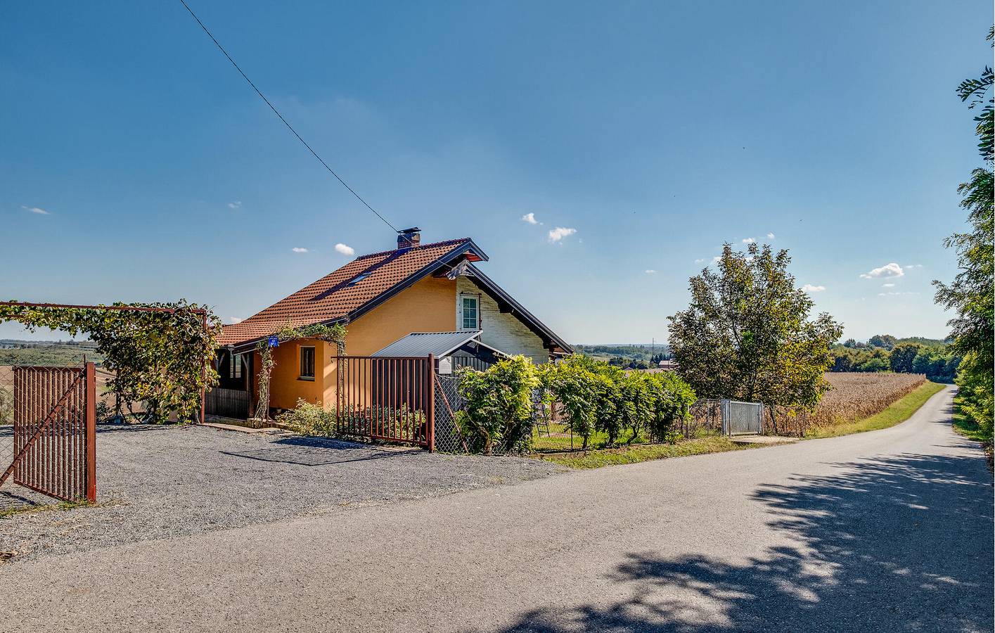 Gemütliche 1-Zimmer-Wohnung mit Pool, Grill, WLAN und Parkplatz in Kapela, Bjelovar-Bilogora
