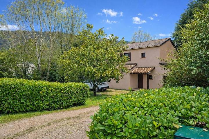 Location de vacances pour 6 personnes, avec piscine ainsi que vue et terrasse à Douelle (Lot)