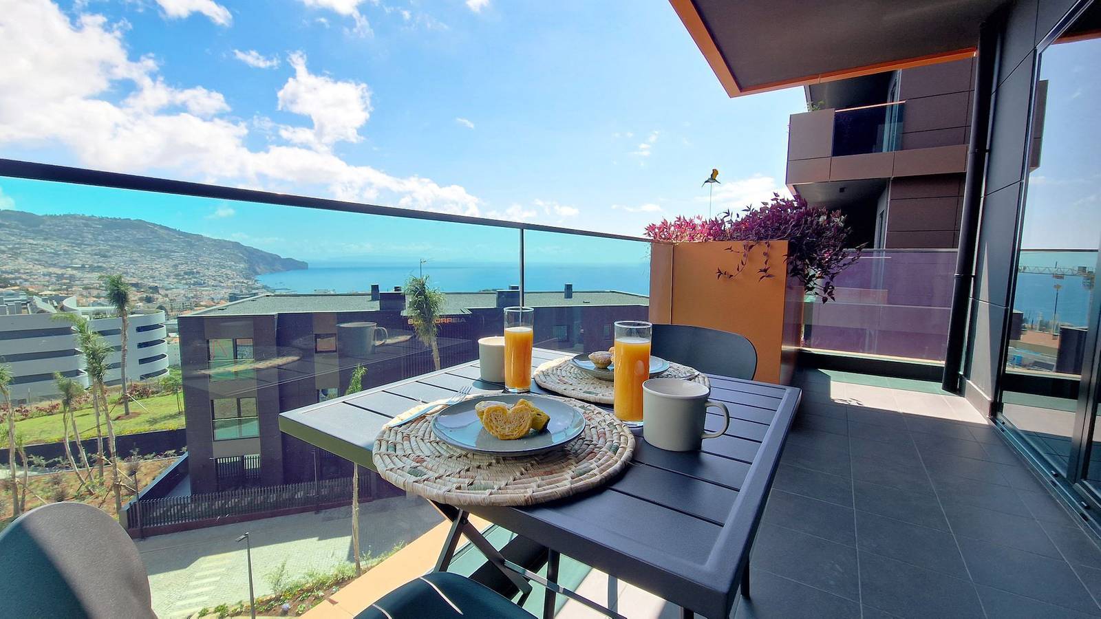Entire apartment, Blissful Suite by Lovelystay in São Martinho, Madeira
