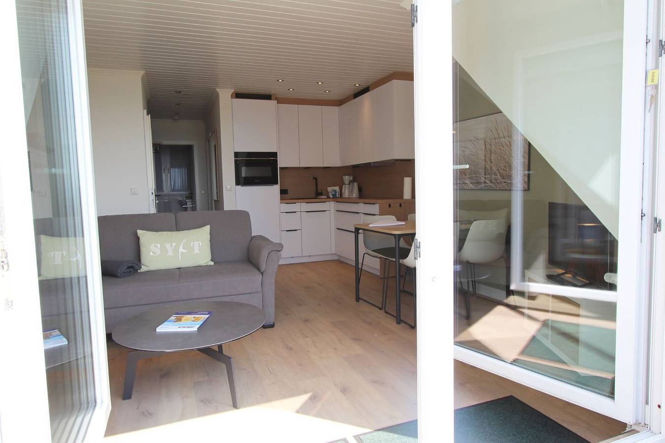 Ganze Wohnung, Gemütlich eingerichtetes Appartement mit Meerblick in extrem strandnaher Lage in Wenningstedt, Sylt