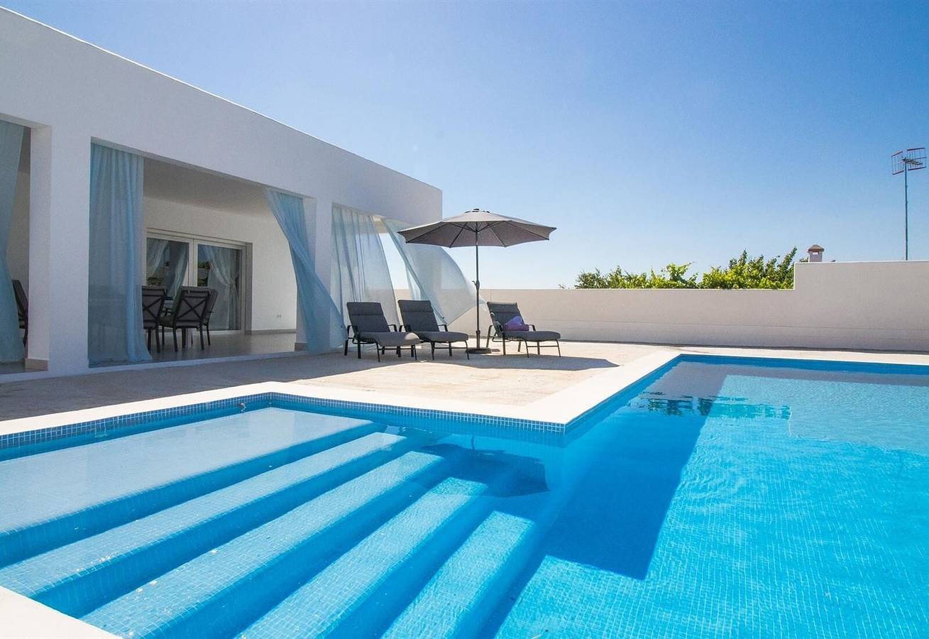 Casa Rural "Villa Myj" con piscina, jardín, terraza y Wi-Fi in Marchena, Provincia de Sevilla