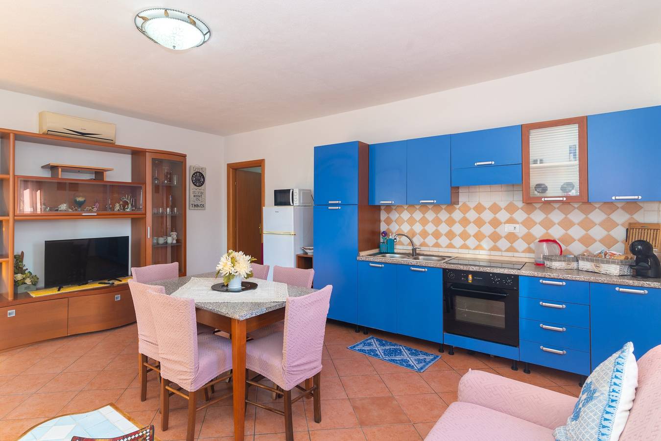 Entire apartment, Apartment 'Pupureddu Con Terrazza' with Private Terrace and Air Conditioning in Olbia, Gallura