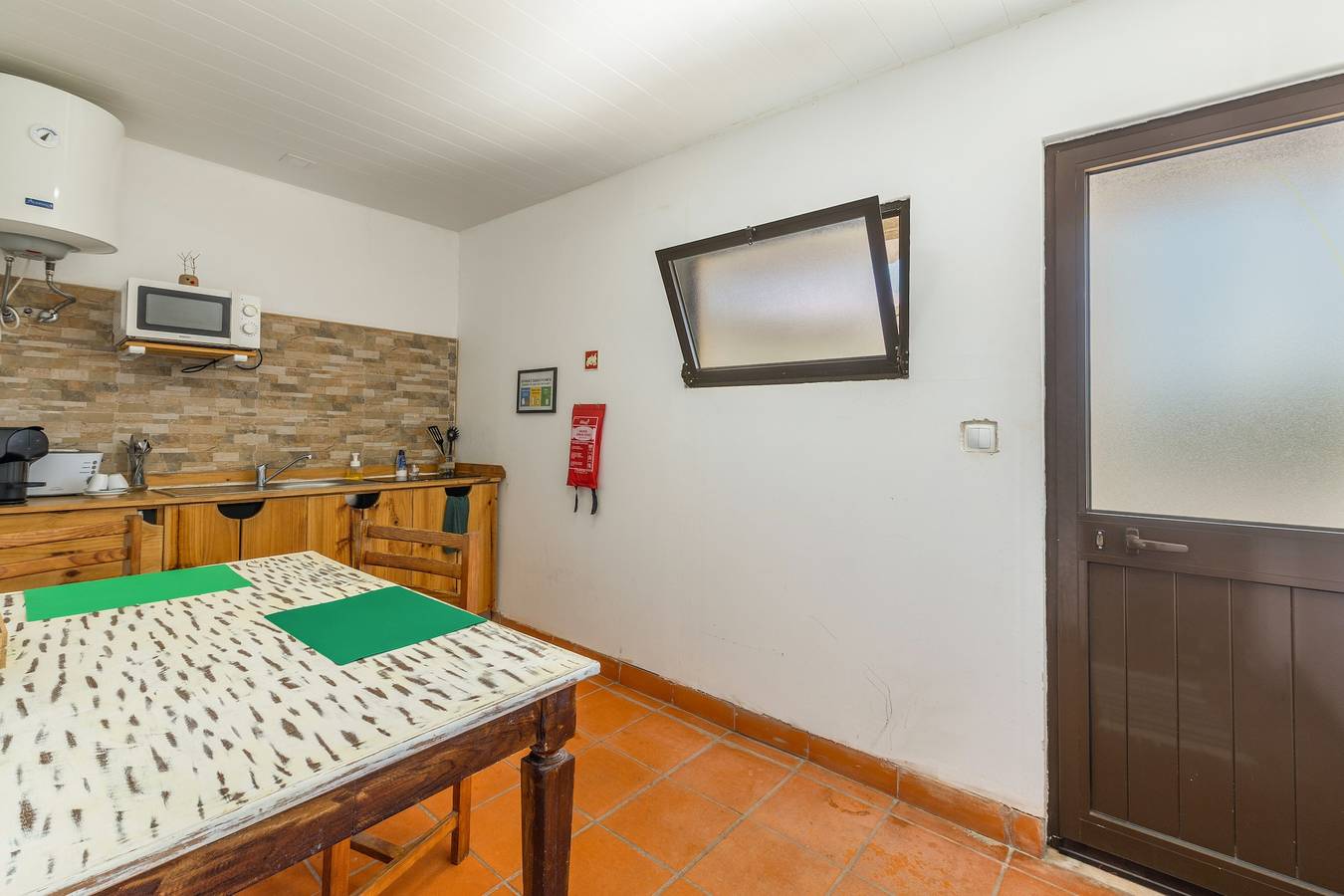 Entire studio, Vila Natura – Secret Retreat S4 with Shared Terrace & Garden, Wi-Fi in Santo António da Charneca, Setúbal Peninsula