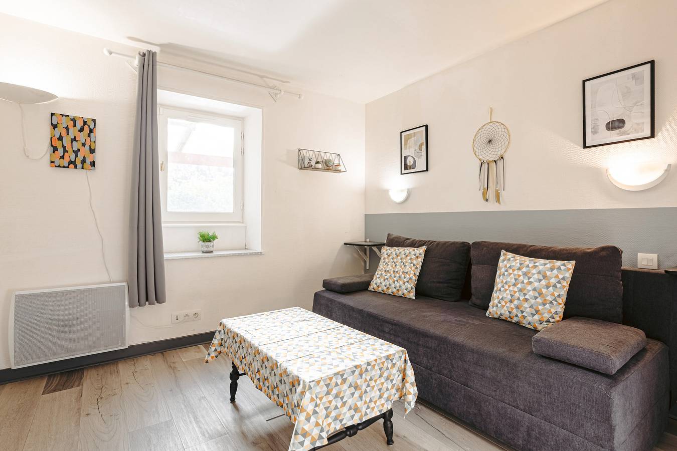 Studio entier, Studio 'Corail' avec Terrasse Privée, Jardin Commun et Wi-Fi in Genouillé, Région de Rochefort