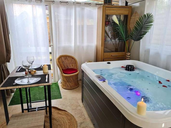 Gîte pour 2 personnes, avec terrasse et jacuzzi à Châteauneuf-Villevieille