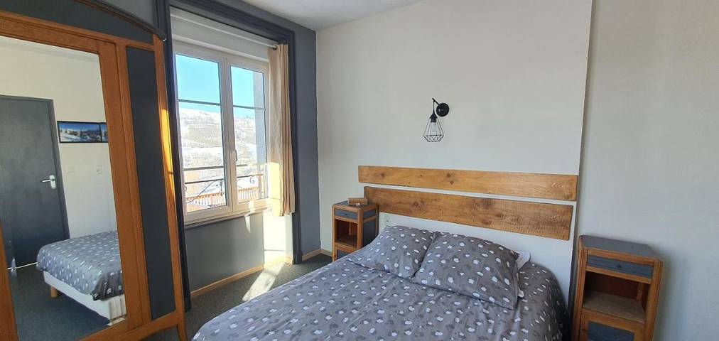 Hôtel pour 5 personnes, avec terrasse et jardin ainsi que sauna et jacuzzi à Cheylade - 2