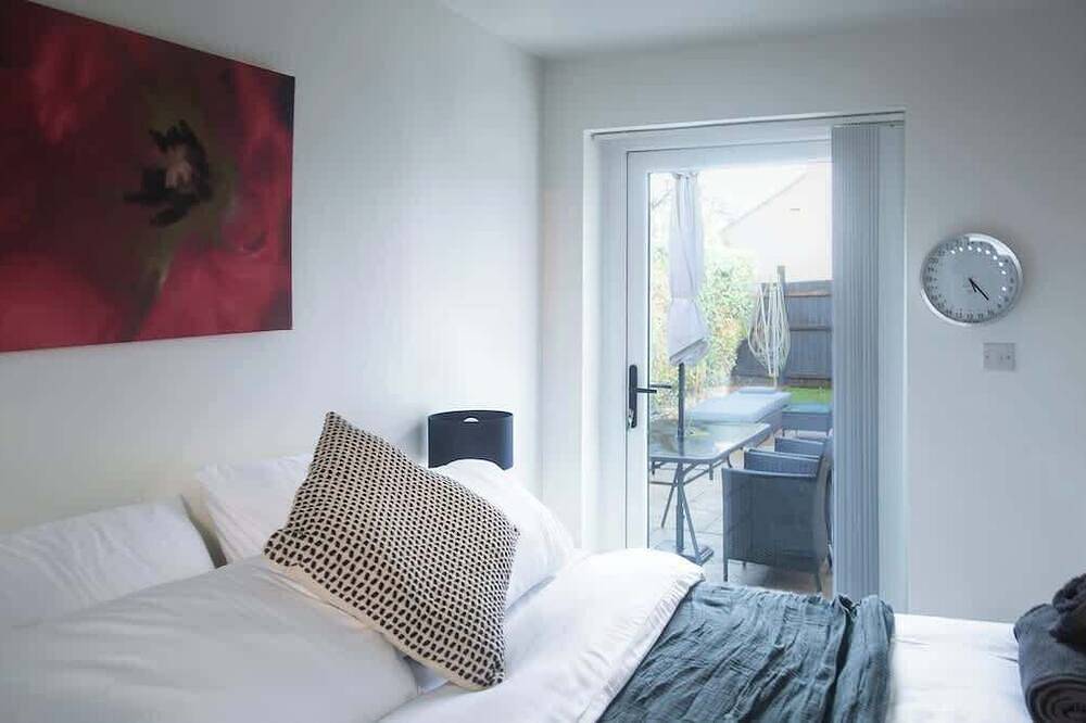 Step-Free Bungalow w/ Garden & Parking, Near Lgw in Sutton (London), London