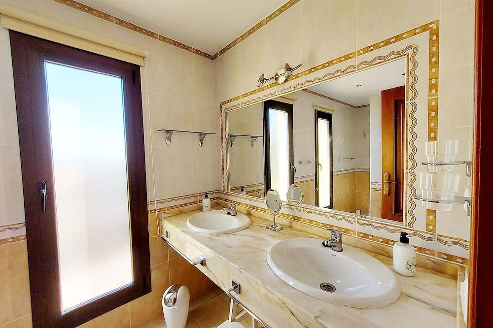 Traumvilla mit eigenem Tennisplatz, beheiztem Pool und Kinderspielplatz in Triquivijate, Antigua
