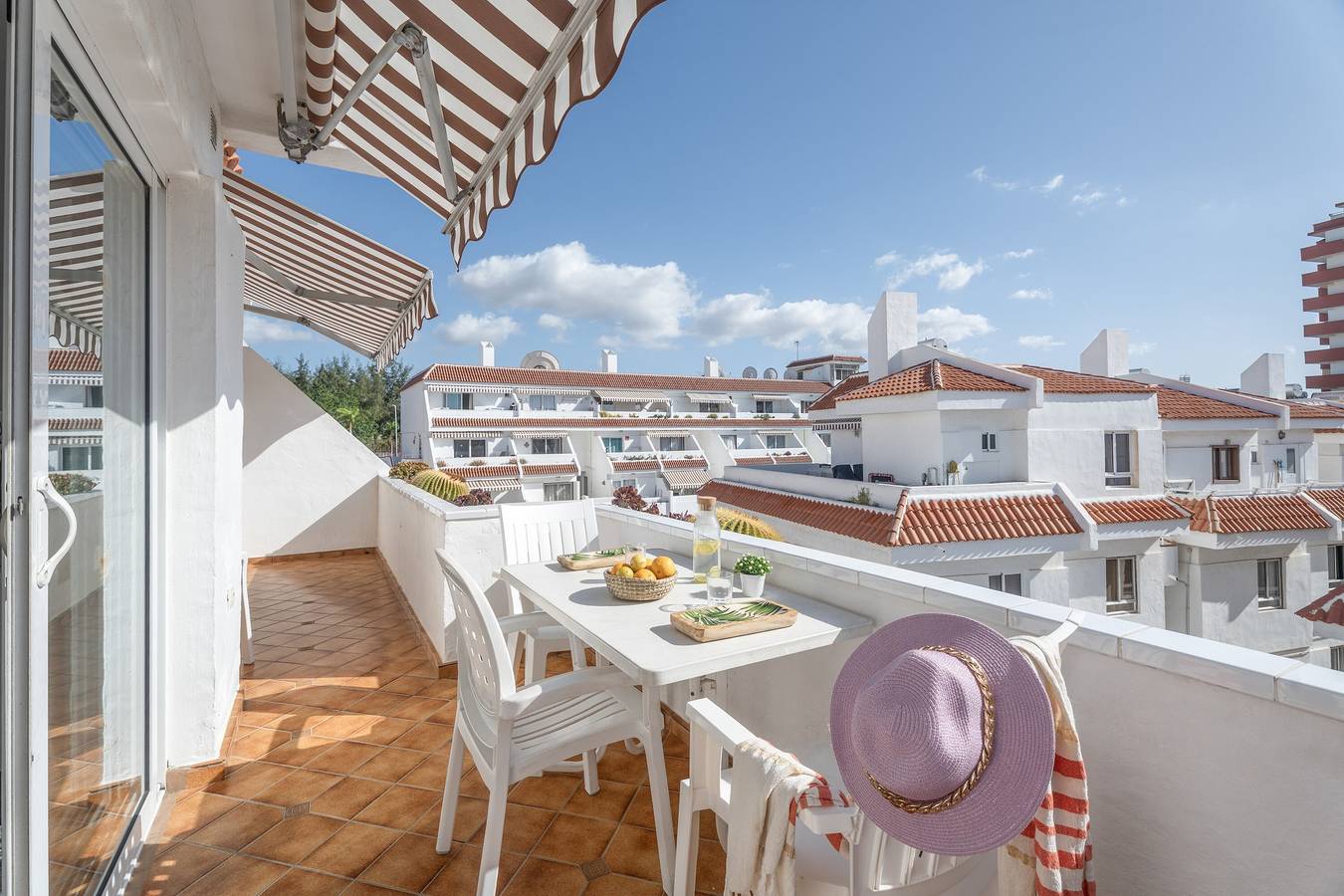 Apartamento entero, Apartamento vacacional 'Ático 21-5' con piscina comunitaria, terraza privada y Wi-Fi in Playa de las Américas, Arona 