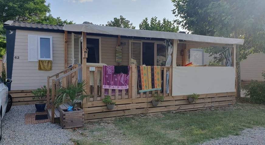 Mobil home pour 4 personnes, avec jacuzzi ainsi que piscine et terrasse, animaux acceptés dans Saint-Julien-en-Saint-Alban