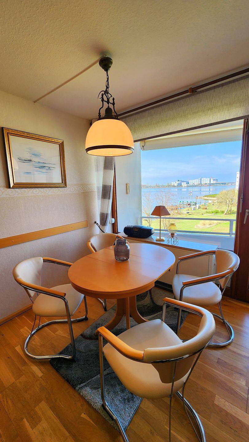 Ganze Wohnung, Charmante Ferienwohnung für 2 mit tollem Blick auf Binnensee und Ostsee! in Steinwarder, Heiligenhafen