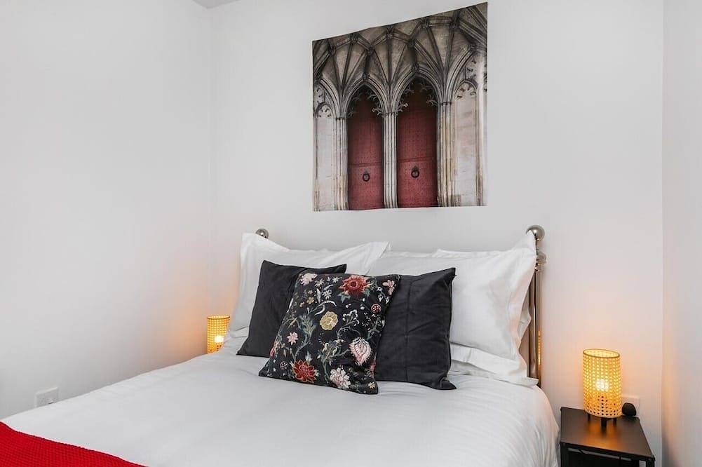 Entire apartment, Enjoy a stylish experience at this centrally-located city flat. in Winchester, South Downs