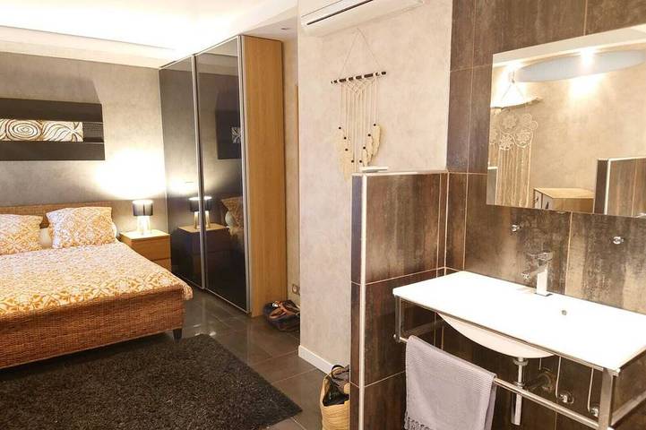 Location de vacances pour 4 personnes dans Bijou Plage Cannes - 2
