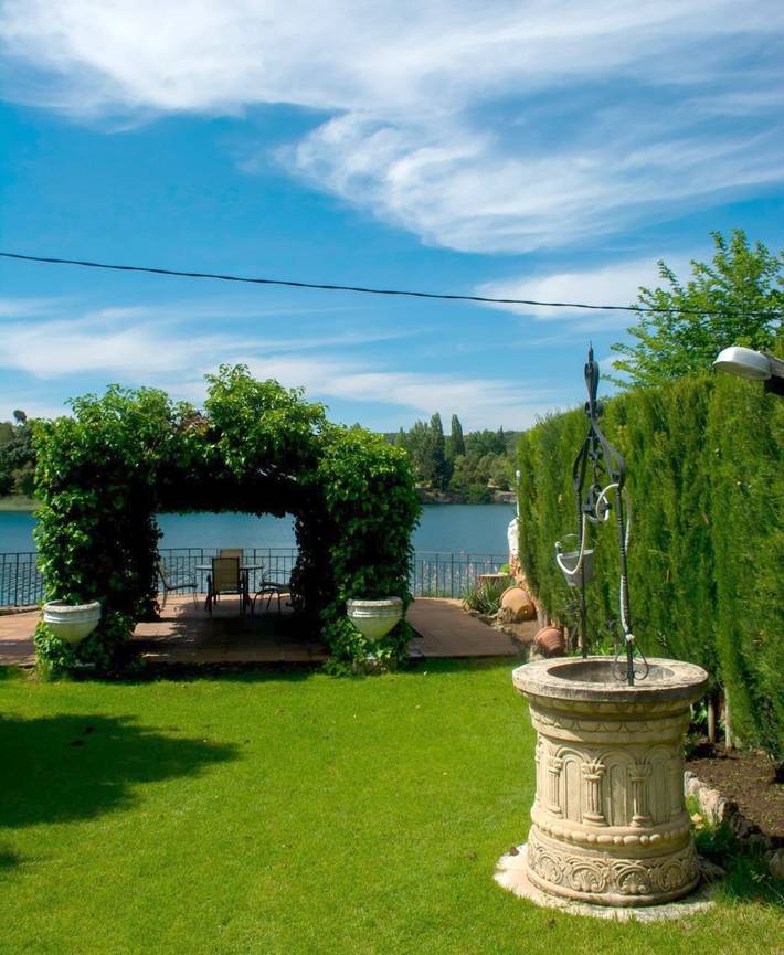 Casa de vacaciones para 7 personas, con jardín y piscina además de vistas al lago y vistas - 1