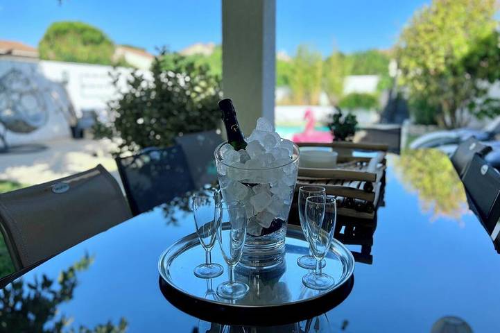 Maison avec Piscine Privée, Jacuzzi et Clim proche Nîmes Arles Camargue et mer ! in Garons, Région de Nîmes
