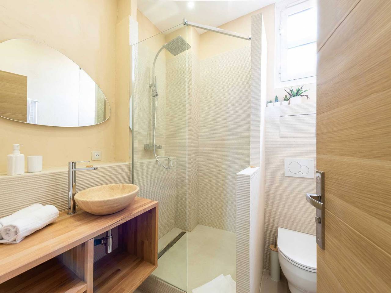 Entire apartment, Modern apartment -1Bdr/4P - 300m from the Beach in Juan-les-Pins, Antibes