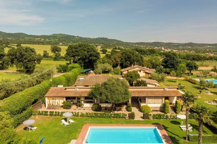 Bel appartement dans une maison de vacances avec WIFI, climatisation, piscine, TV, terrasse in Val di Lago, Bolsena