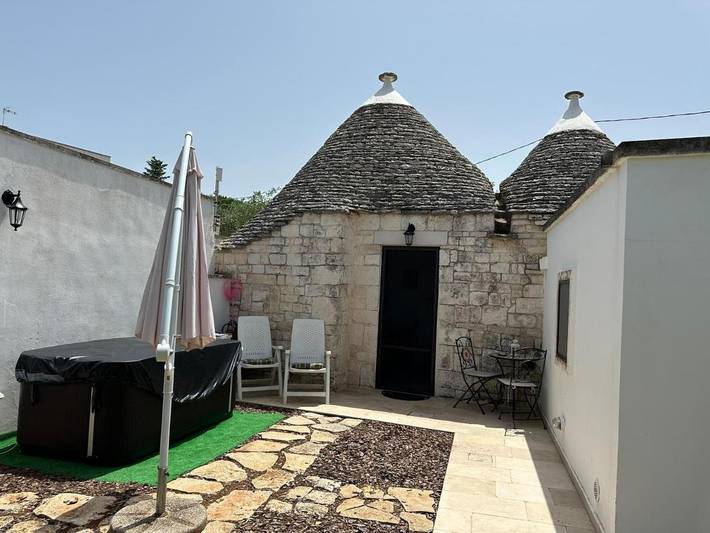 Trullo per 2 persone, con giardino e idromassaggio, adatto a famiglie con bambini a Comune di Alberobello