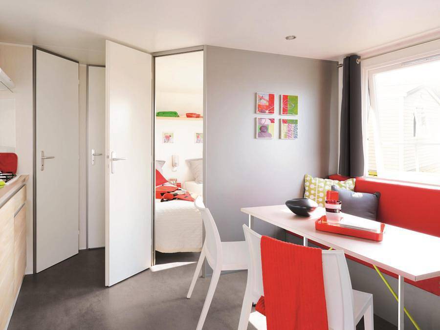 Flower Camping Les Ondines - Mobilhome 4 personnes - Standard 27 m² 2 chambres dont terrasse semi-couverte 7 m² + Tv in Souillac, Lot