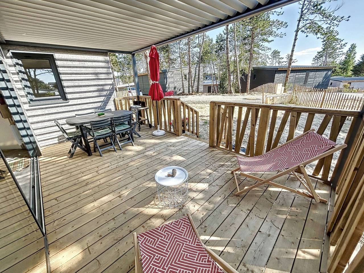 Chalet standing avec piscine chauffée, proche plage et commerces, équipé de Wifi - 6 couchages. in Jullouville, Côte de la Déroute