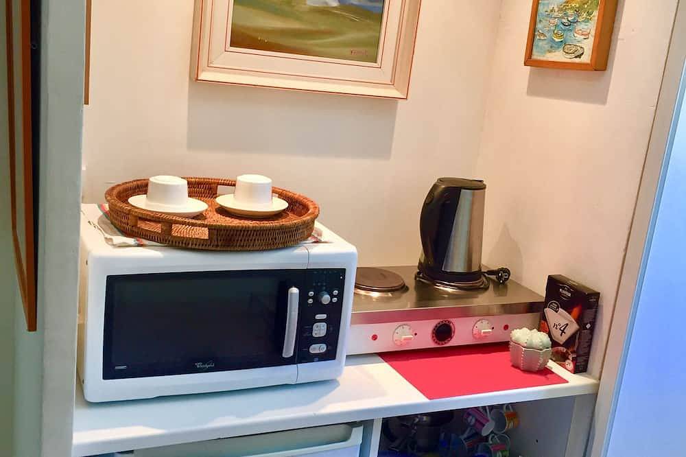 Geheel appartement, Lichte en ruime kamer met een eigen ingang. in Carry-le-Rouet, Istres en omgeving