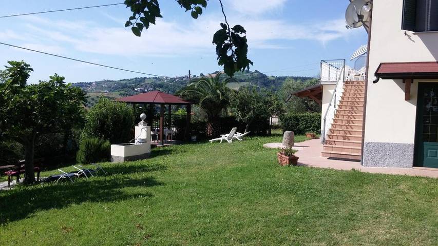 Agriturismo per 3 persone, con idromassaggio e giardino in Provincia di Teramo